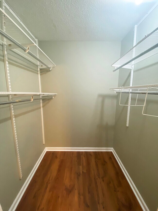 Foto del edificio - 513 Granville Ct