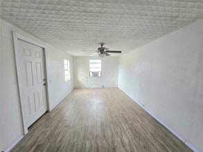 Building Photo - 801 Collins St