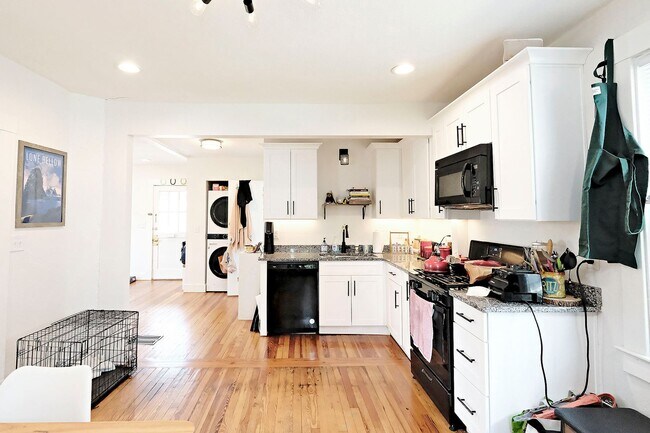 Foto del edificio - Charming & Updated Pet-Friendly Belmont Rental