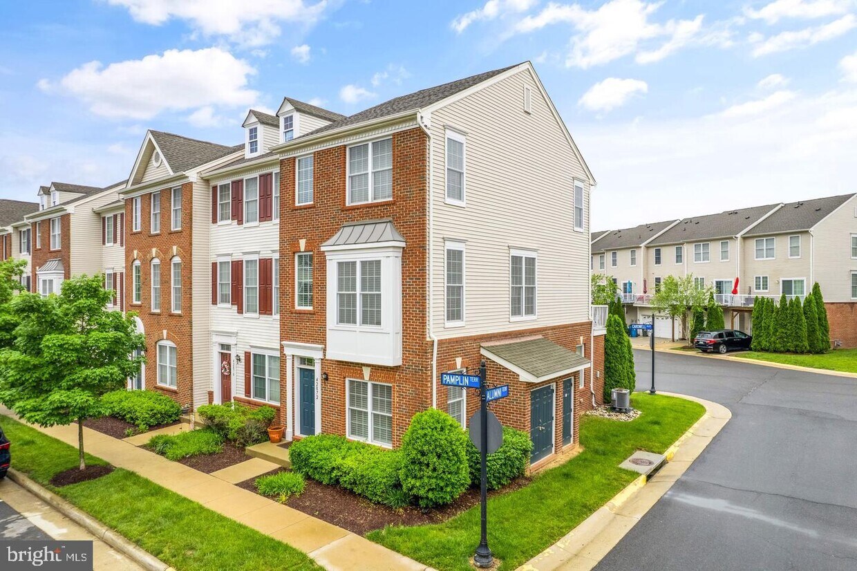 42872 Pamplin Terrace, Chantilly, VA 20152 Townhome Rentals in