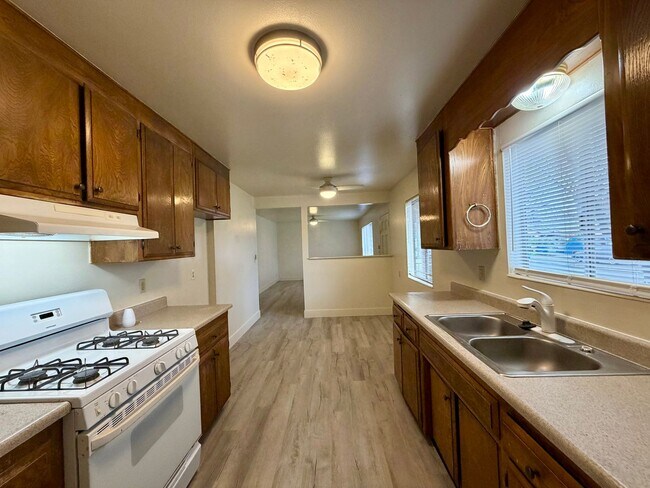 Foto del edificio - 3 BED 1 BATH HOME WITH NEW FLOORING LOCATED IN THE STARVIEW ESTATES SUBDIVISION