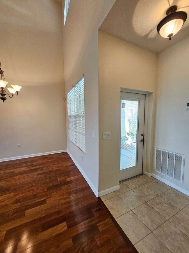 Building Photo - Large Melbourne Townhome