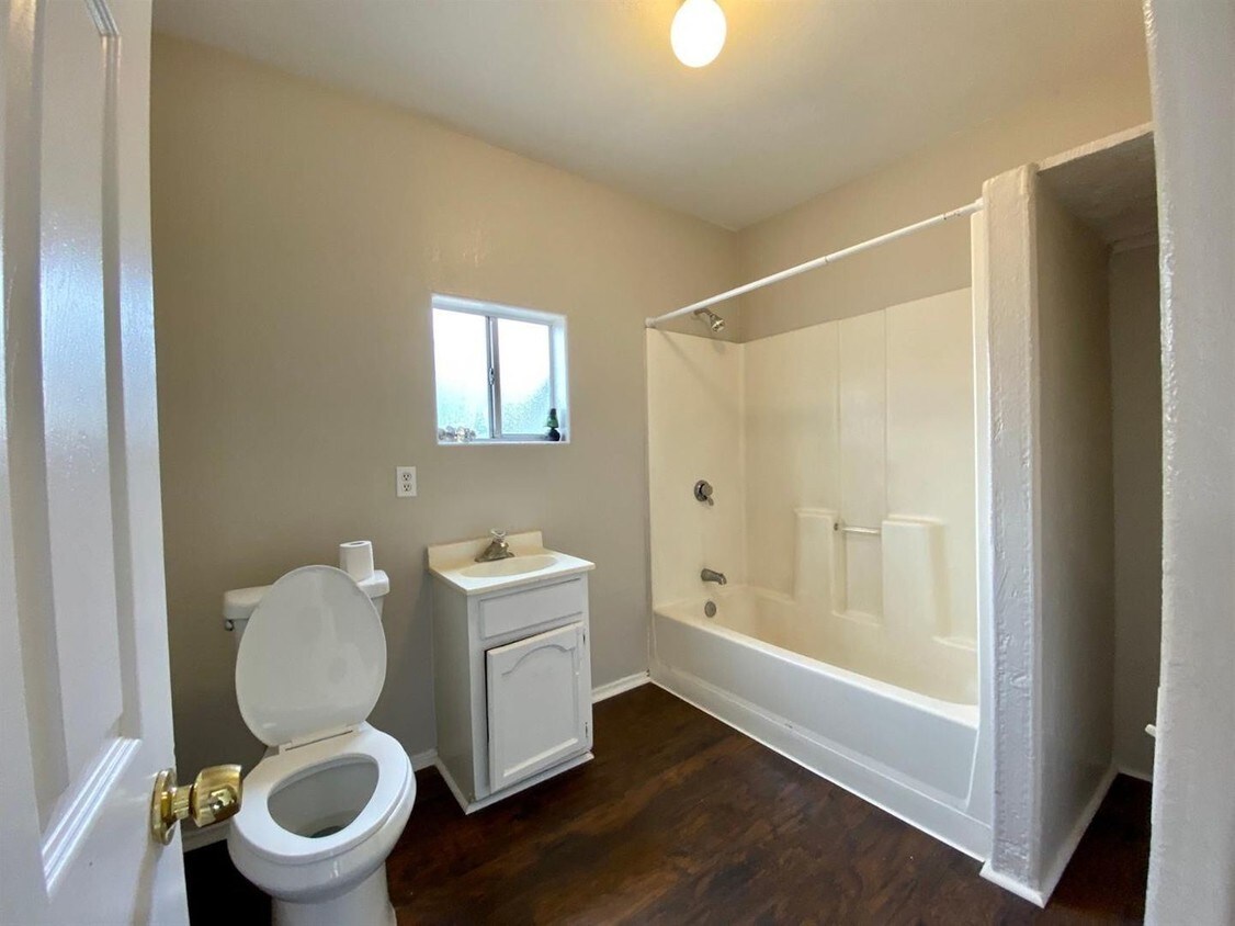 1042 N Harrison Ave, Fresno, CA 93728 Apartment for Rent in Fresno