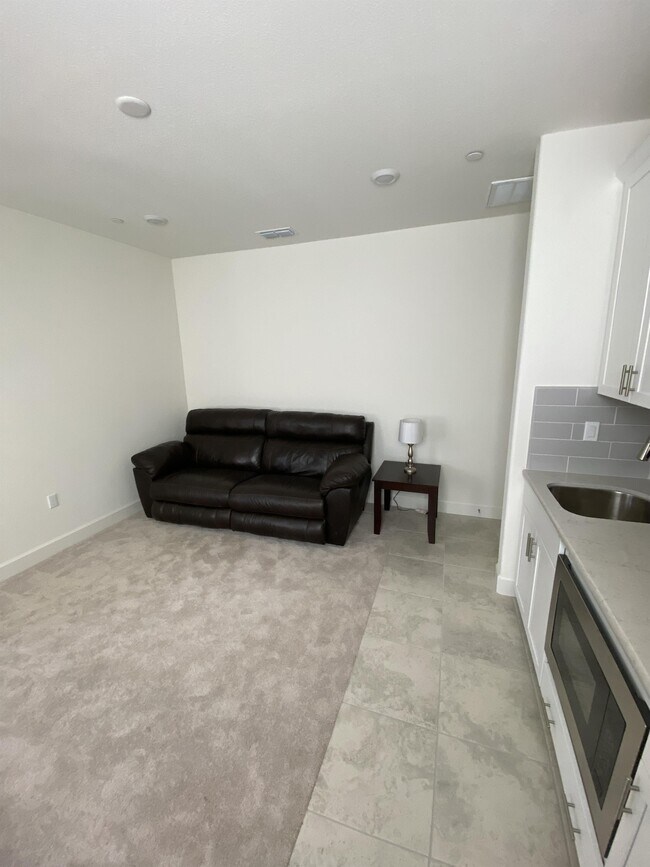 Building Photo - 4043 Stanwick Ave