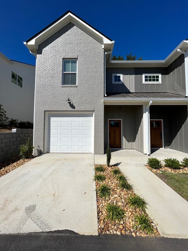 Building Photo - New 3/2.5 Townhouse in Downtown Rome $2,295