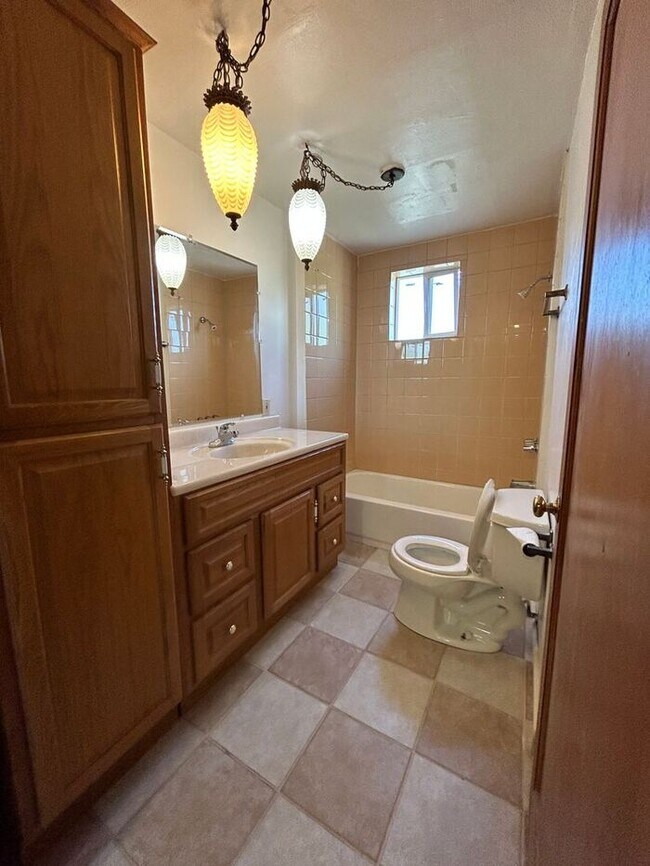 Building Photo - 5 Bed, 2.5 bath GORGEOUS DOWNTOWN VIEWS! 1...