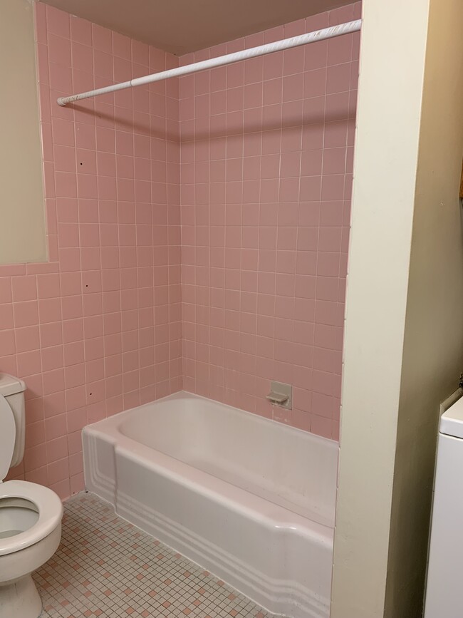 Bathtub w/Shower - 3335 Douglas Dr N