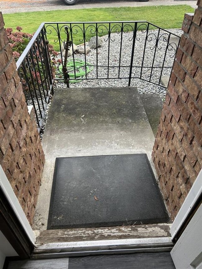 Building Photo - 209 E 3rd St