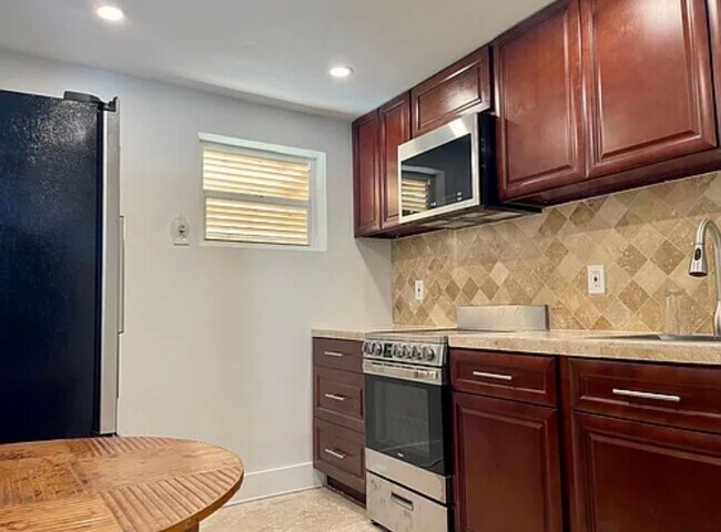 Foto del edificio - 656 Manor Dr