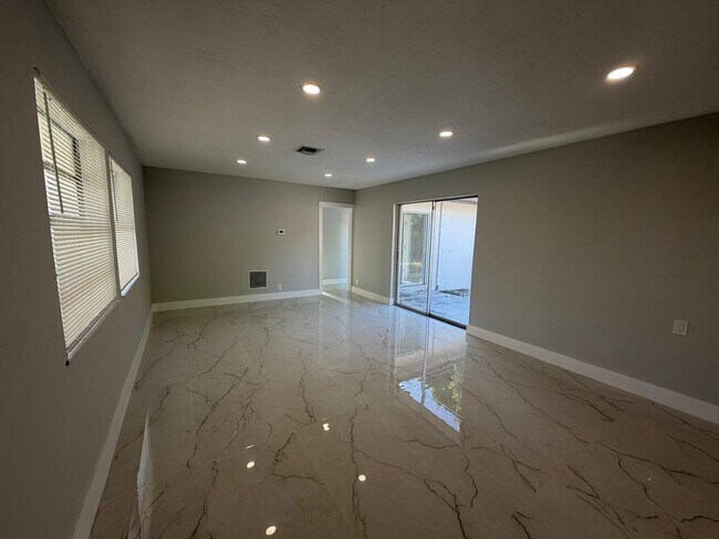 Foto del edificio - 920 NE 50th St