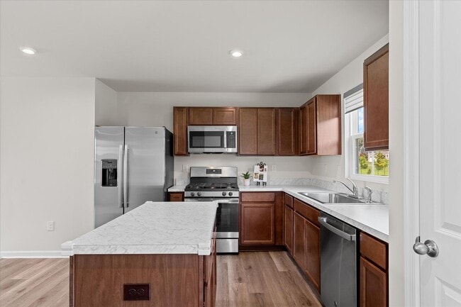 Building Photo - Welcome to your new home in beautiful Lewe...