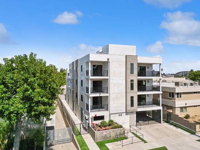 Building Photo - 819 E La Palma Dr