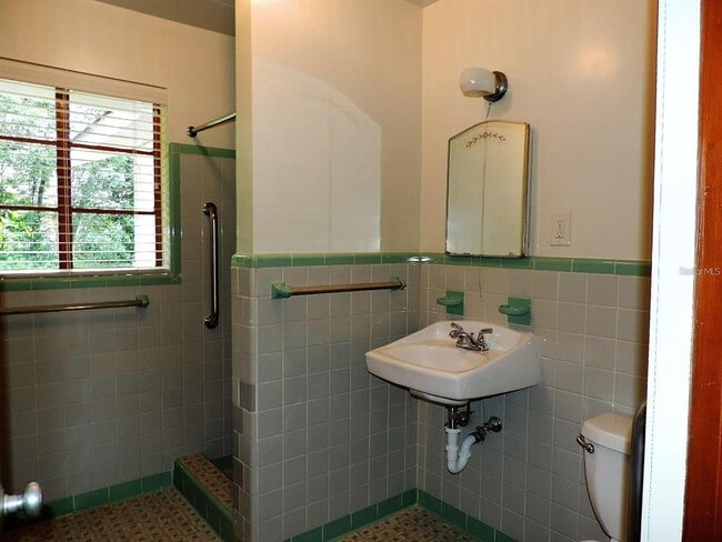 Building Photo - 2049 NW 9th Ave