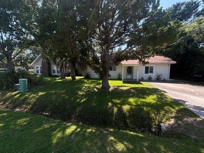 Foto del edificio - PET-FRIENDLY, THREE-BEDROOM IN SURFSIDE BEACH'S CAROPINES COMMUNITY IS AVAILABLE NOW!