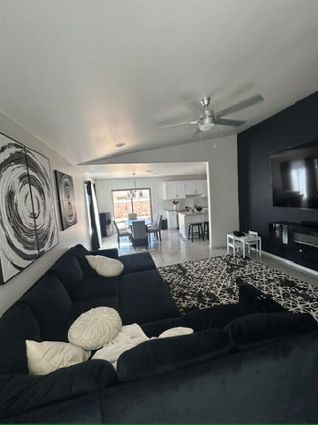 Building Photo - Spacious four bedroom home in the desirable Northeast Heights