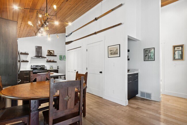 Foto del edificio - 2 bedroom, 1 bath house with Whitefish Lak...