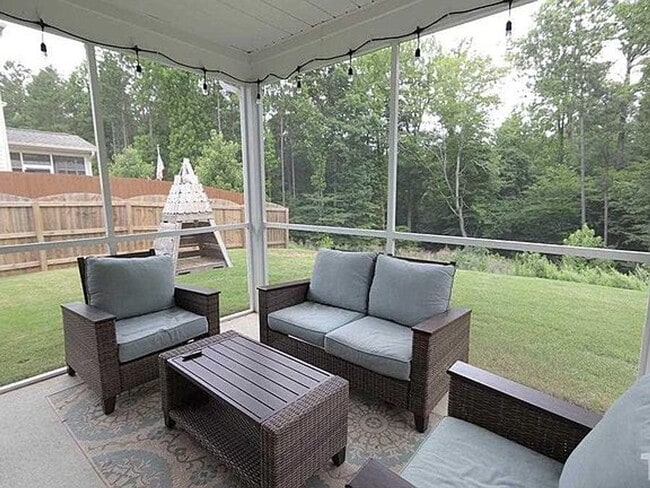 Building Photo - Great home in desirable neighborhood! Washer/Dryer Included!