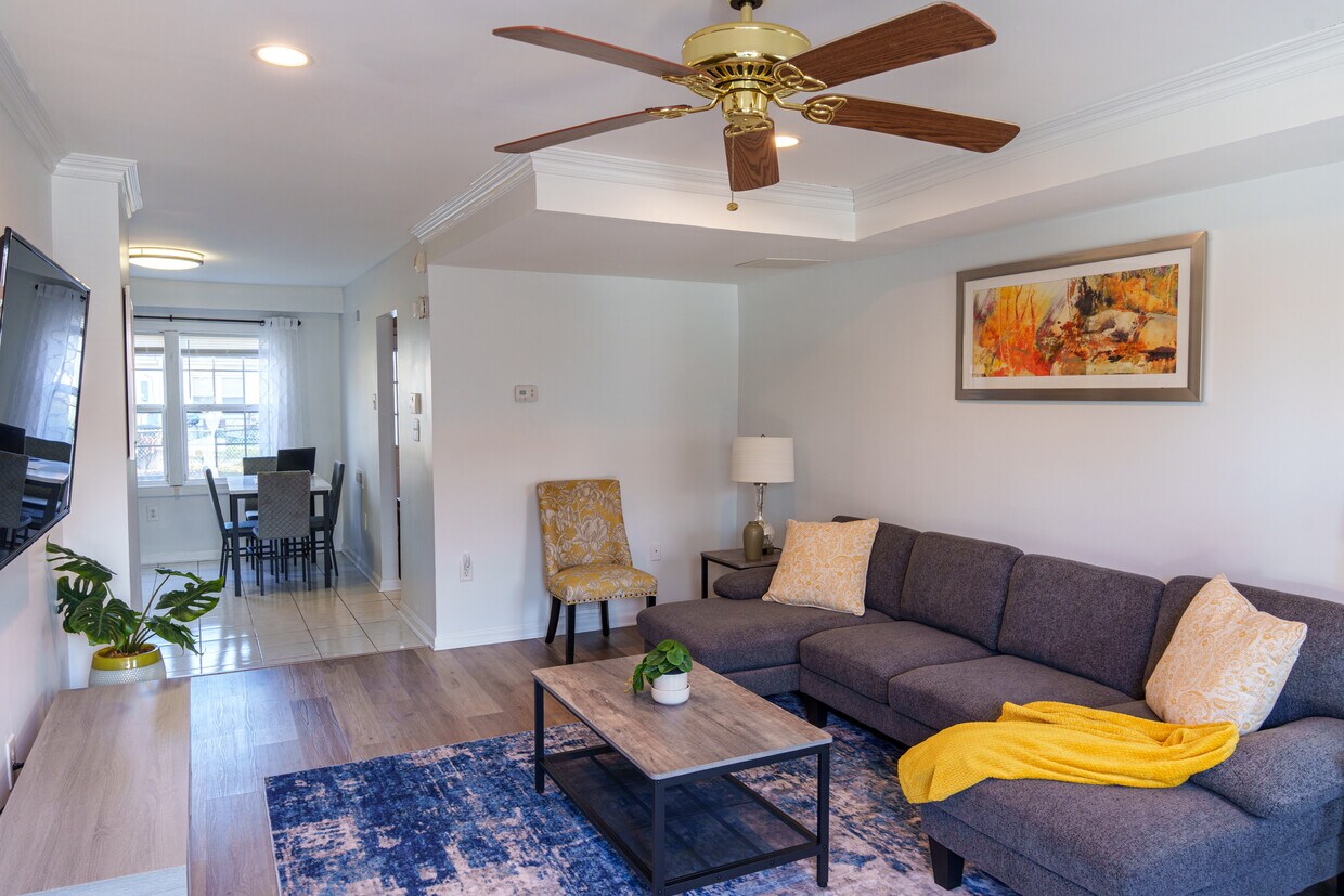 Salón totalmente amueblado con pantalla plana - 8439 Pioneer Dr