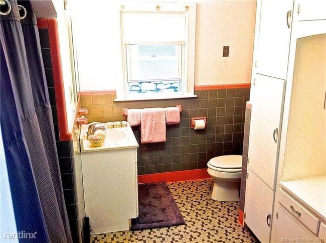 Building Photo - 2 br, 1 bath House - 144 Leetes Island Road