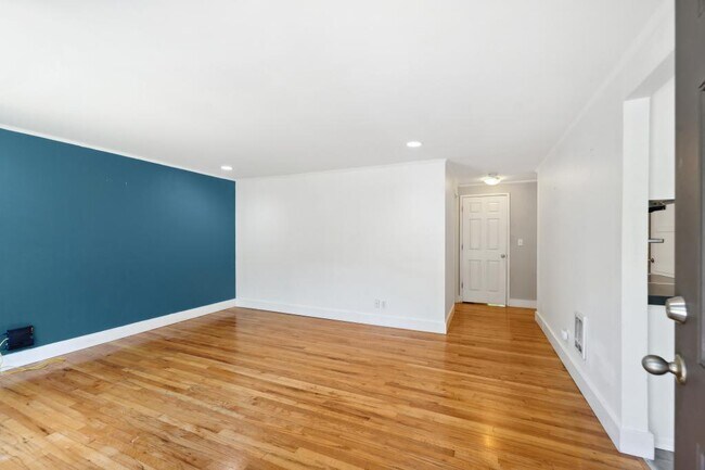 Foto del edificio - Spacious 2-level 3 Bdrm/ 2 Ba Beacon Hill ...