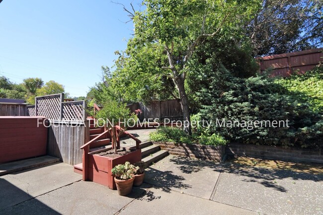 Building Photo - 3 br, 2 bath House - 109 Golden Hinde Blvd