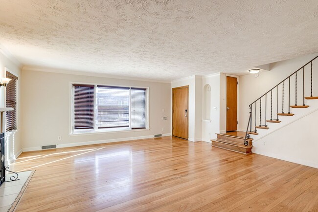 Photo - Charming 3 Bedroom Duplex In Prime Location!! Apartment