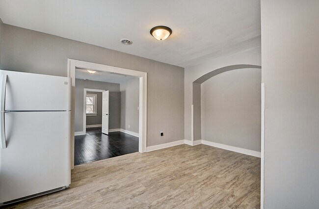 Building Photo - 412 N Bradley Ave