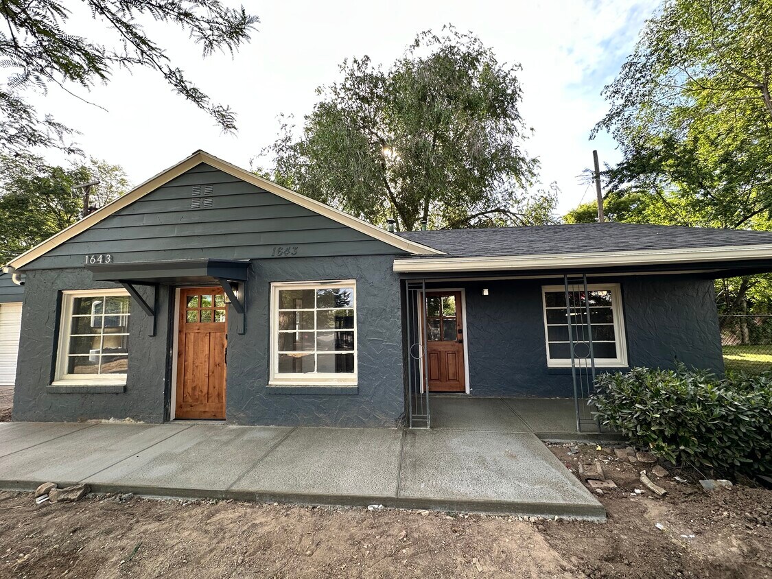 Foto principal - 1643 E Woodland Ave