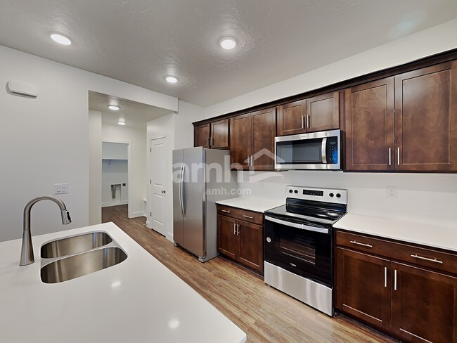 Building Photo - 6818 N Silver Gate Dr