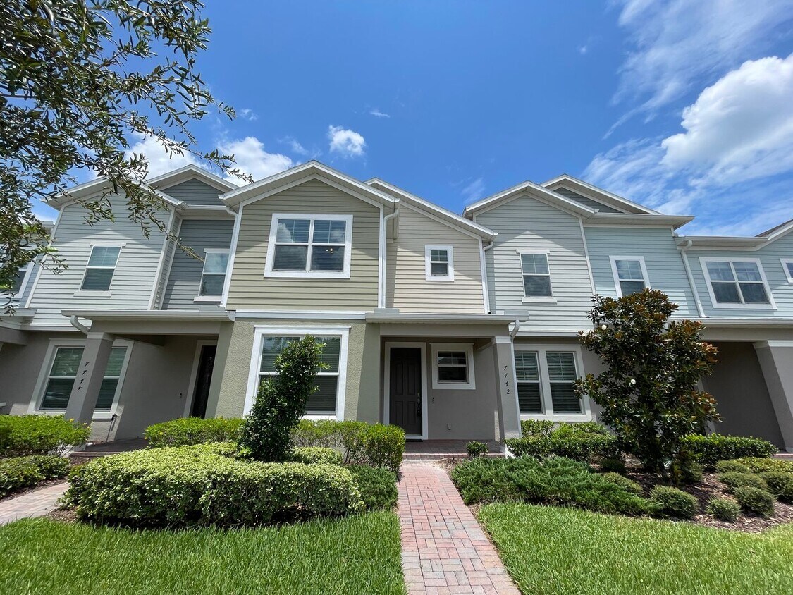 Foto principal - Available Now! Spacious 3-Bedroom Townhome...