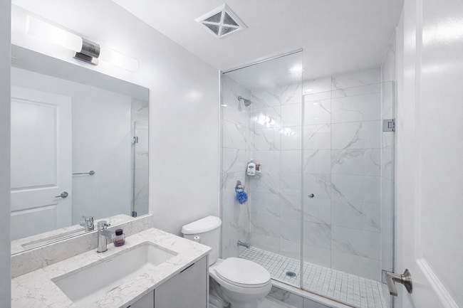 Building Photo - 202 Burnhamthorpe Rd E