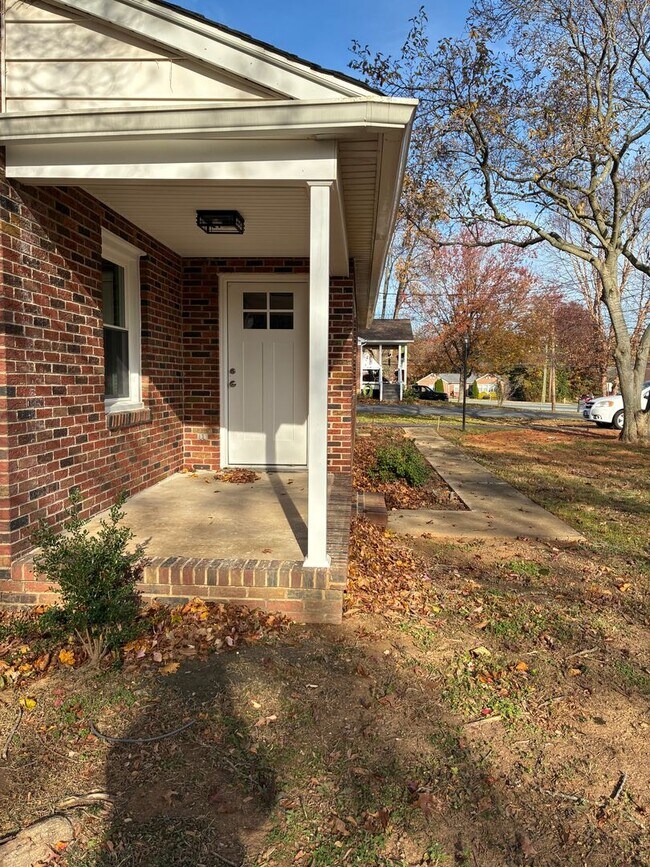 Building Photo - 808 Martin Rd