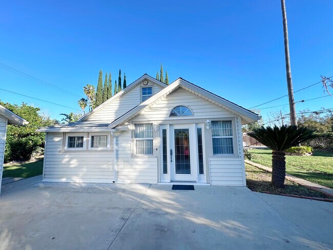 Foto del edificio - 7445 Orion Ave