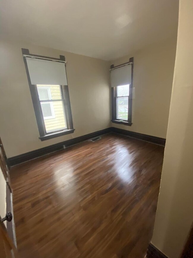 Foto del edificio - Unique 5 Bedroom 1 Bath House Located in E...
