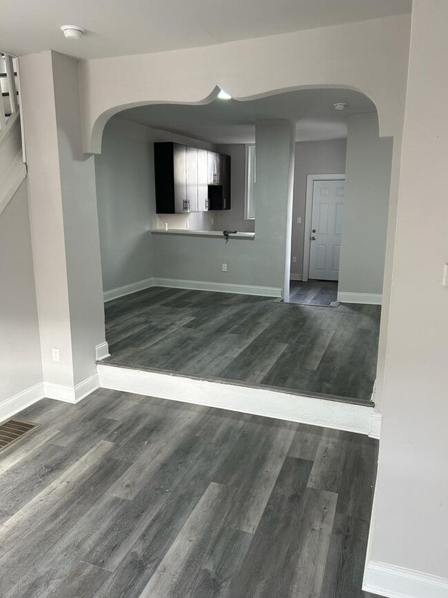 Building Photo - Updated 3 Bedroom
