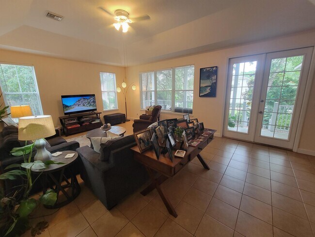 Foto del edificio - 3289 Thoreau Ave