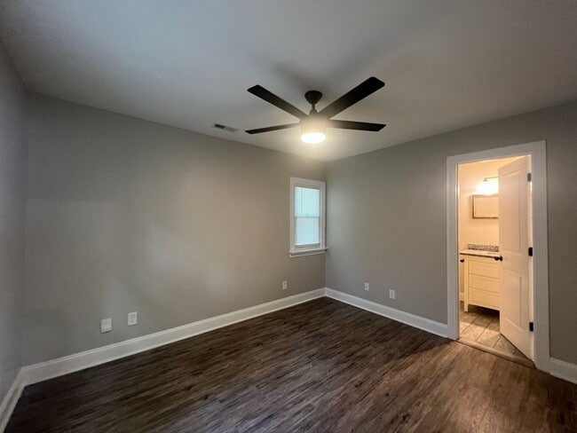 Building Photo - Move-in Ready!