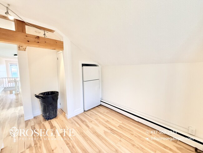 Photo du bâtiment - Spacious 1-Bedroom Upper Apartment with Parking – Utilities Included – Cambridge