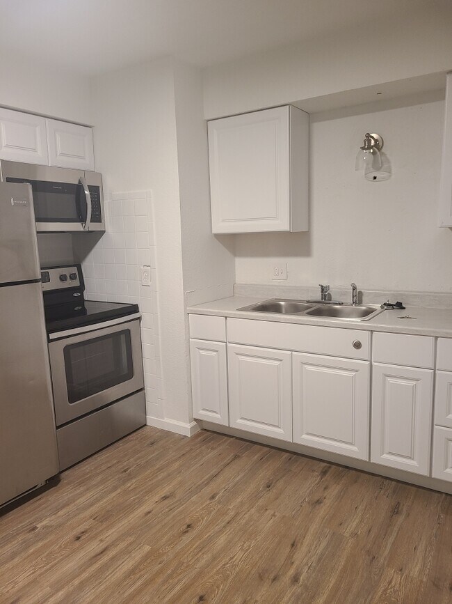 407 S Forest Ave, Sugar Creek, MO 64054 Townhome Rentals in Sugar