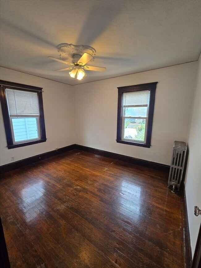Foto del edificio - 3 bed/1 bath in Brighton available for a May 1st move-in