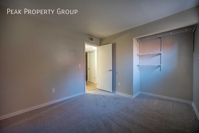 Foto del edificio - NEWLY RENOVATED! 2 Bedroom Apartment Locat...