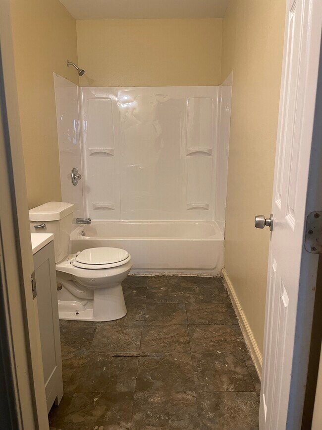 Baño - 3418 S Robertson St