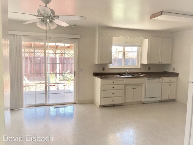 Building Photo - 2104-2106 Casa Mia Dr