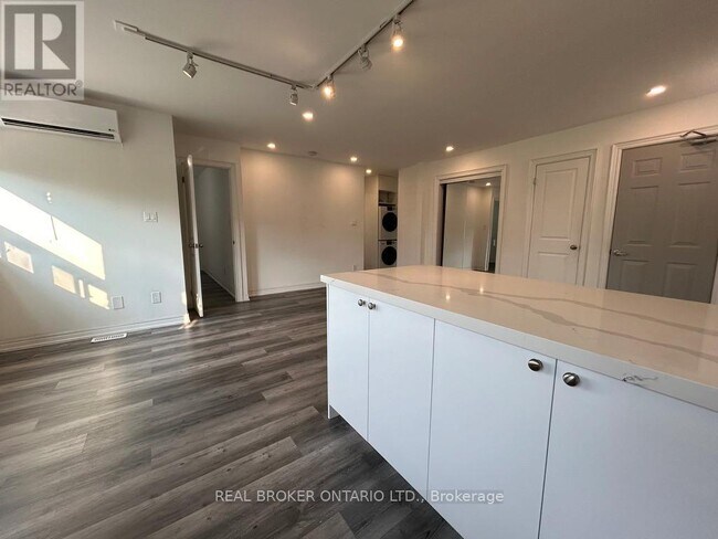 Photo du bâtiment - 2209 Gerrard St E