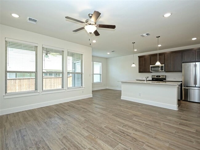 Building Photo - 415 Parkline Dr