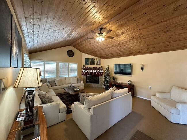 Foto del edificio - GORGEOUS Cabin Style Home 3 + 2.5