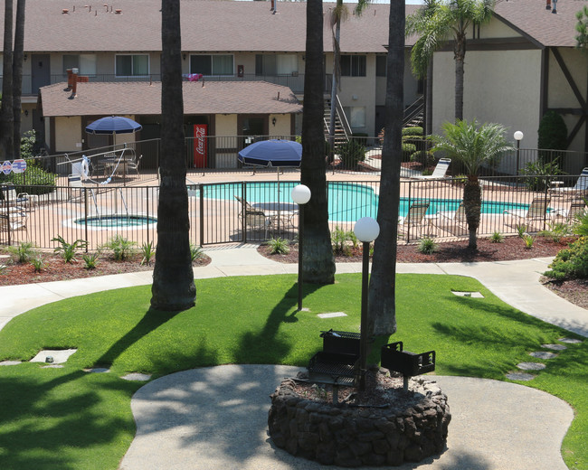 Grill and Pool Area - Stonehedge Apartments