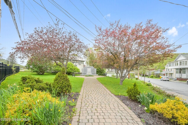 Building Photo - 281 Main St