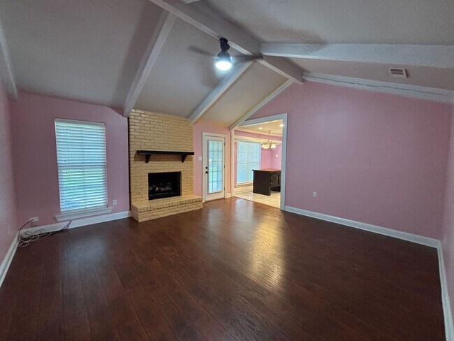 Building Photo - AMPLE SPACE WITH OVERSIZED YARD IN THE CEN...