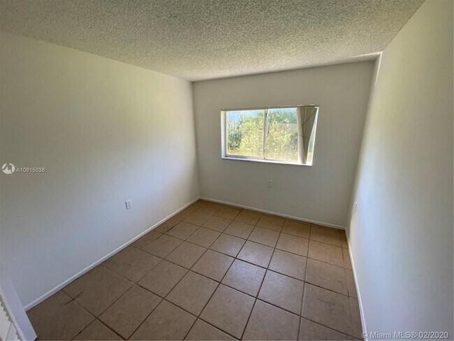 Building Photo - 1201 Lake Victoria Dr